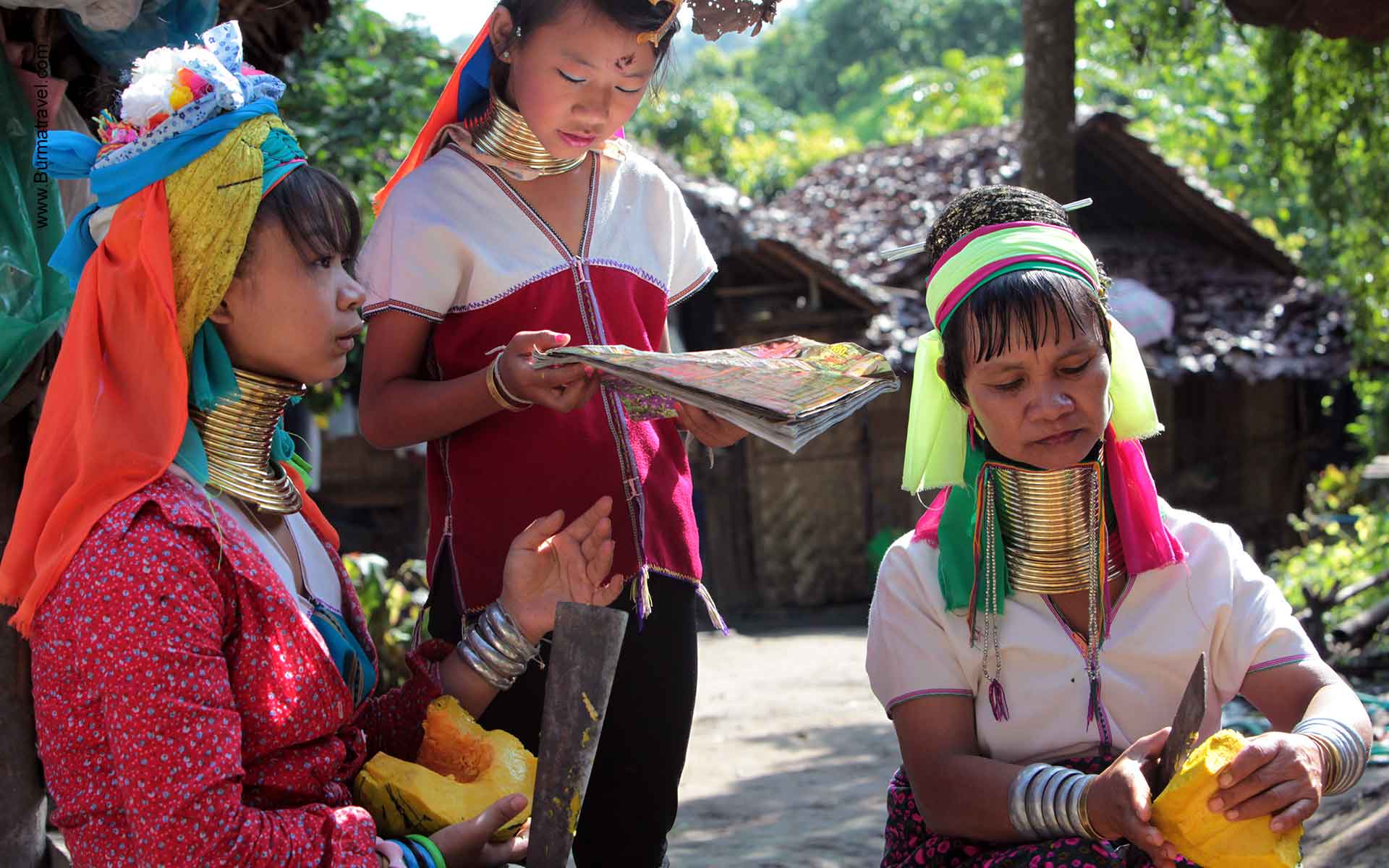 "long-necked" women in Loikaw